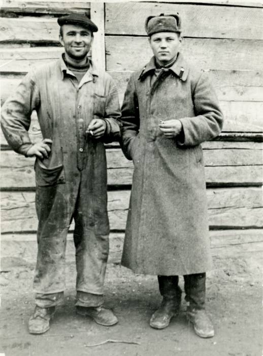  Логоза, деревня (Гайненский сельсовет). Лагаза (цэнтр). Токар Петракоўскі Уладзімір і трактарыст Бараноўскі Сяргей каля барака.