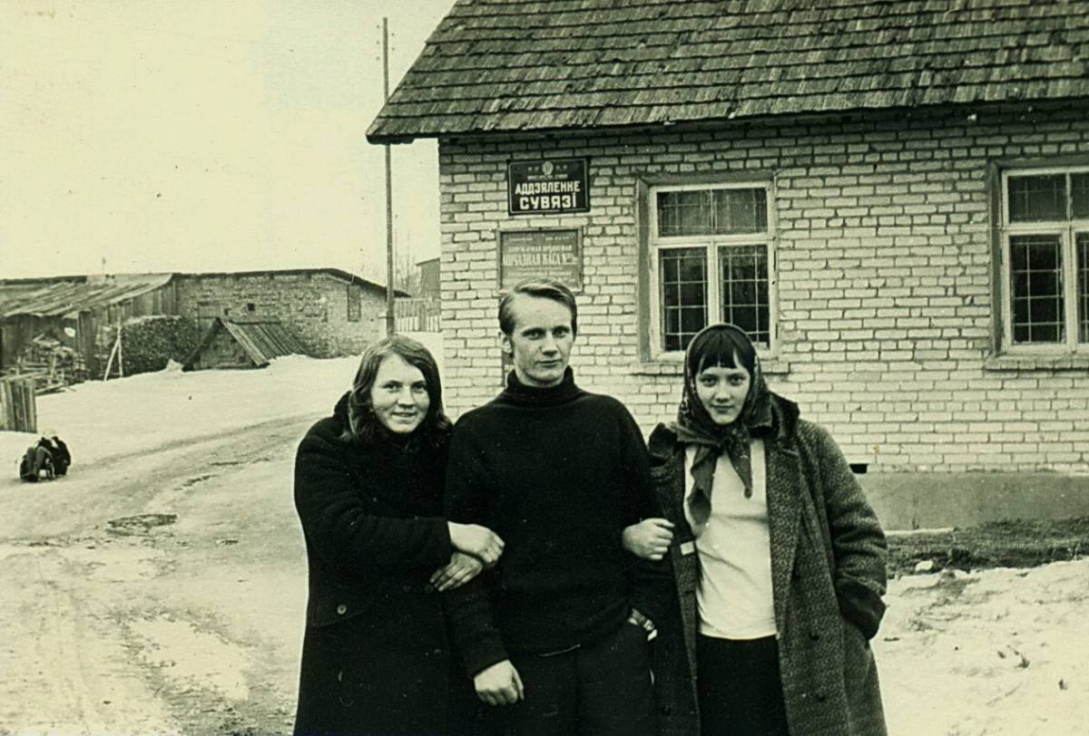  Логоза, деревня (Гайненский сельсовет). Сябра са сваёй сястрой і суседкай...