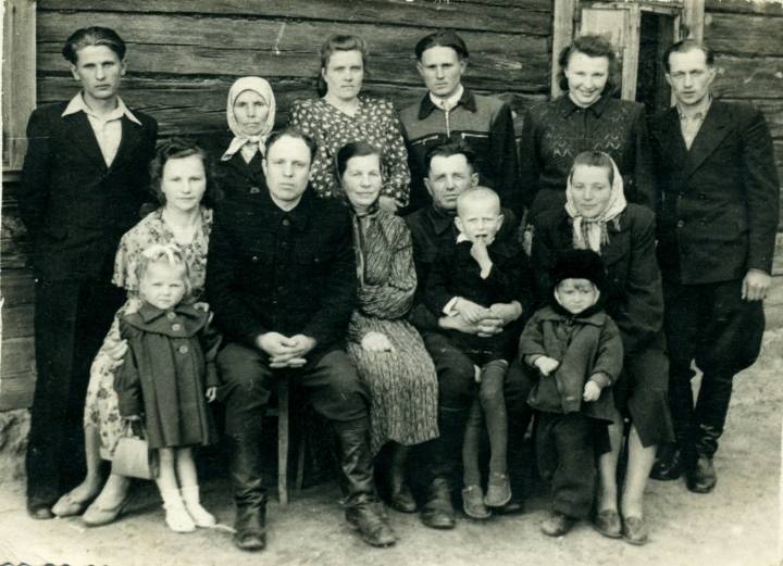  Miasota, wieś   (Miasocki sielsowiet  ). Мясата. Бальшасць гэтых людзей была занята на будаўніцстве торфапрадпрыемства ,,Чысць