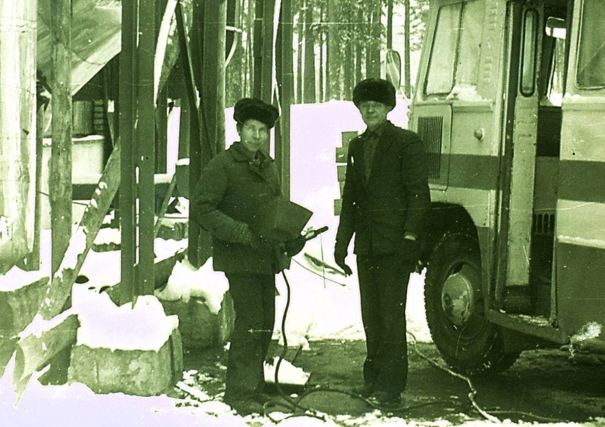  Рудня, деревня (Гайно-Слободская волость). Рамонт аўтобуса каля кацельнай. Зваршчык Паныш Міхаіл і вадзіцель Вярбіцкі Васілій...
