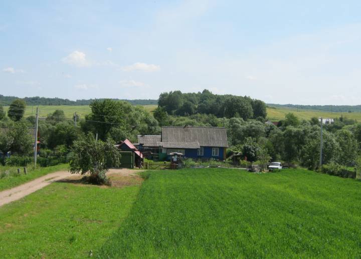  Sliżyno, wieś   (Januškavicki sielsowiet  ). За дамамі бачна старажытнае гарадзішча, заросшае хмызняком. У ХVI стагоддзі тут быў і маёнтак Ясінскіх...