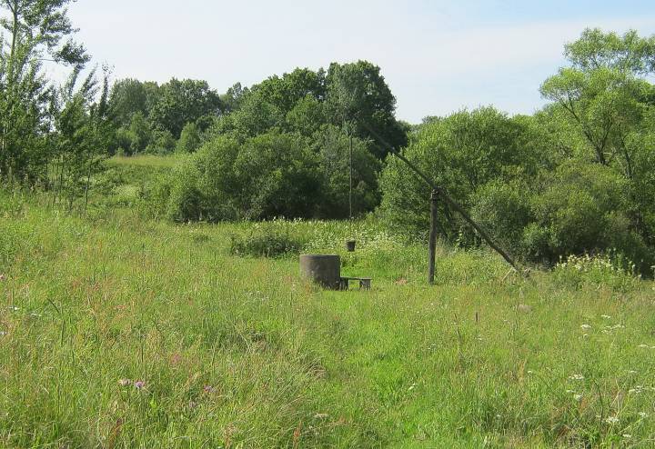  Sliżyno, wieś   (Januškavicki sielsowiet  ). Такія калодзежы ёсць яшчэ ў Сліжына па вуліцы Зарэчнай...