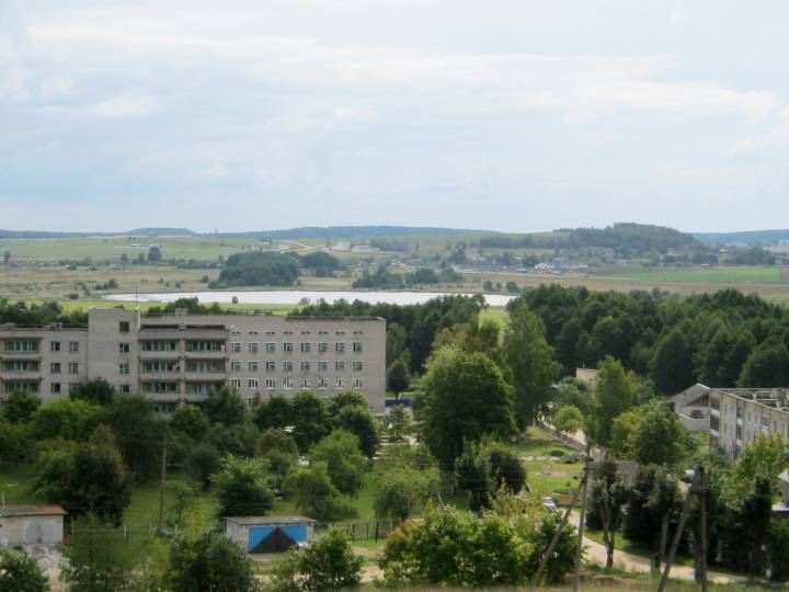  Заазер'е, вёска (Лагойскі сельсавет). Погляд з Паненскай Гары. За возерам, у падножжа вялікай гары, на якой было старажытнае пасяленне, бачна вёска. Гэта вёска і называецца Заазер'е.