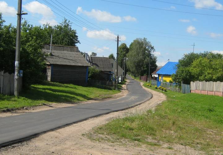  Заазер'е, вёска (Лагойскі сельсавет). Цэнтральная вуліца...