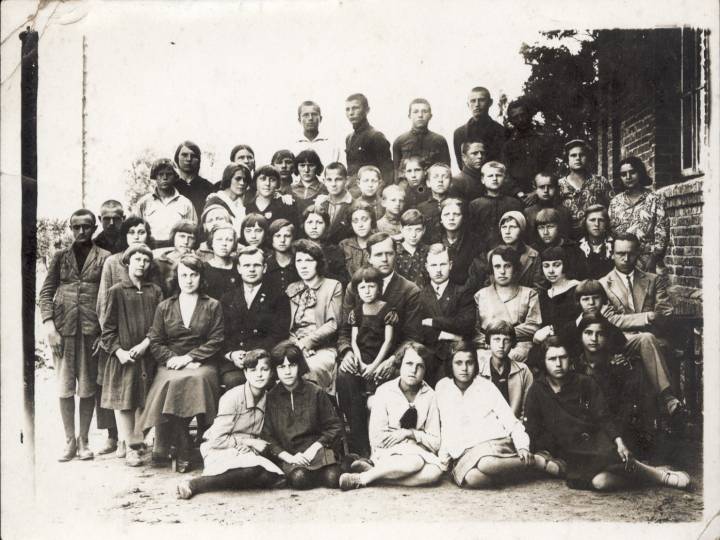  Korelicze, osada miejska (   ). Szkoła w Koreliczach - dzieci i nauczyciele.
