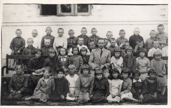  Korelicze, osada miejska (   ). Szkoła w Koreliczach - dzieci i nauczyciel - Władysław Kałafatiuk.