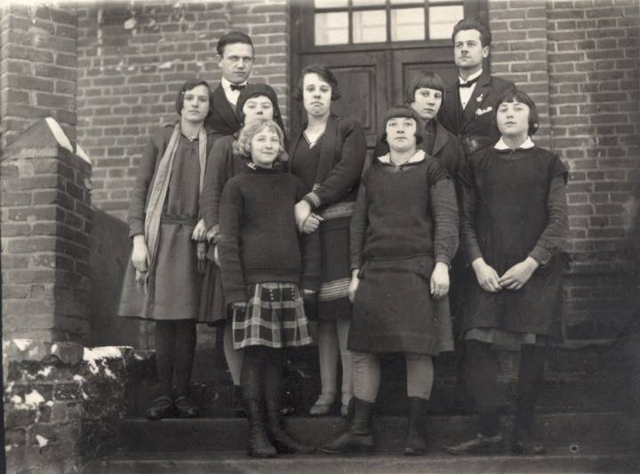  Korelicze, osada miejska (   ). Szkoła w Koreliczach - dzieci i nauczyciele.