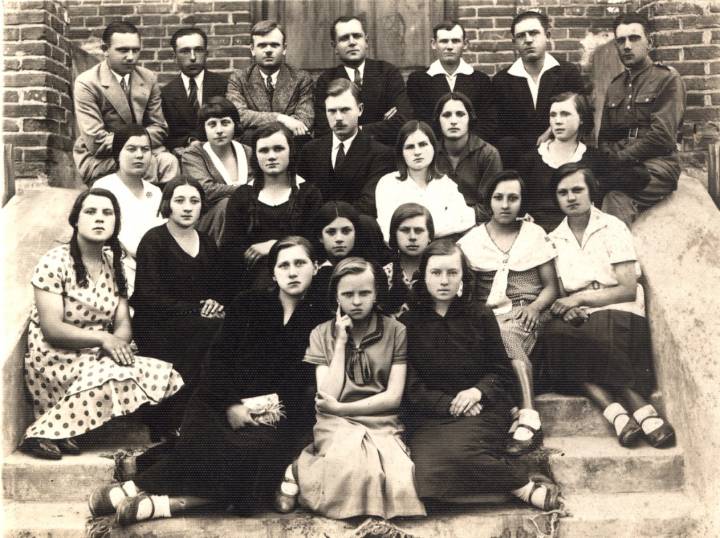  Korelicze, osada miejska (   ). Szkoła w Koreliczach - dzieci i nauczyciele.