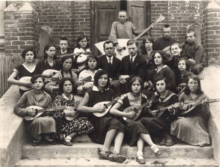  Korelicze, osada miejska (   ). Szkoła w Koreliczach - dzieci i nauczyciele.