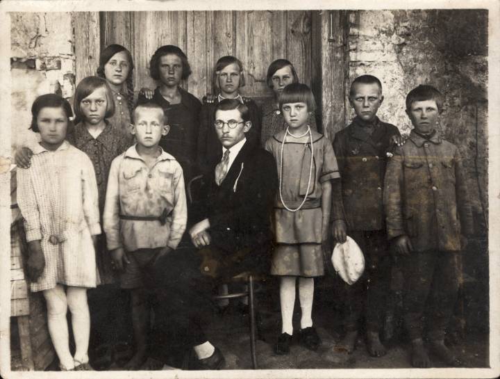  Korelicze, osada miejska (   ). Szkoła w Koreliczach - dzieci i nauczyciel.