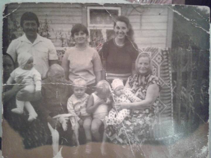  Могилицы, деревня (Вольковский сельсовет). Нижний ряд слева-направо Петрученя (девичья) Мария Емельяновна,Петрученя Анастасия Николаевна,правнук Сергей,Николай,Юлия, Петрученя Александра Александровна