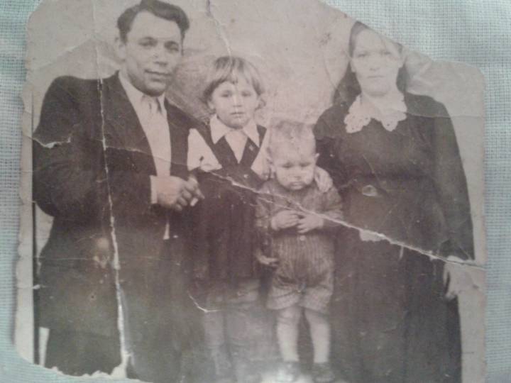  Могилицы, деревня (Вольковский сельсовет). Слева-направо Петрученя Александр Емельянович, дочь Ирина,сын Алексей,Петрученя Александра Александровна