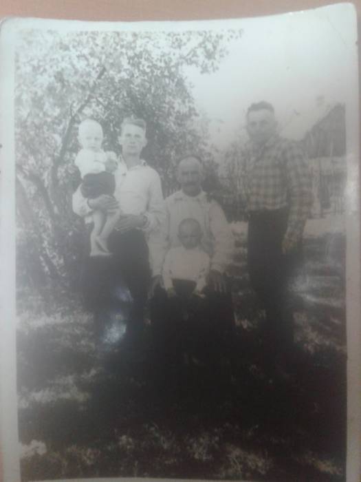  Могилицы, деревня (Вольковский сельсовет). слева-направо Калиновский Алексей,Петрученя Емельян Артемович,Петрученя Михаил Емельянович