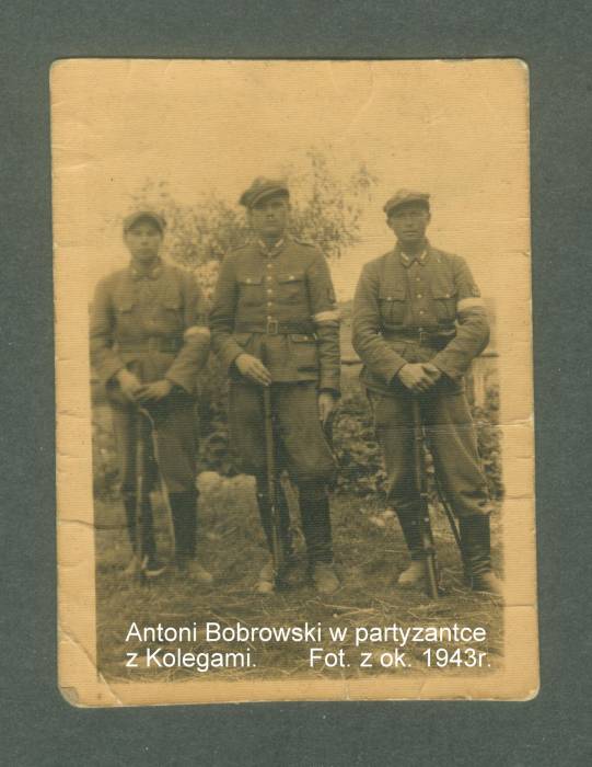  Brzezina, folwark   (Holszany gmina wiejska  ). Żołnierze Armii Krajowej w czasie II Wojny Światowej.
