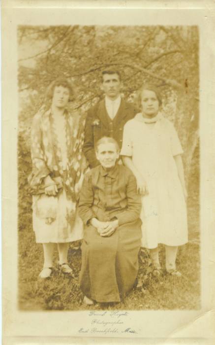  ,  (  ). W Janowszczyźnie siedzi Józefa Józefowicz z domu Gintow-Dziewiałtowską ( ur 1864. zm.1929 pochowana w Olkowiczach )z dziećmi , synem Adolfem ( ur. w Janowszczyźnie w 1890 w zm. w Cybince w 1975 ,z prawej Konstancja z Józefowiczów Chmielewska, ur. 1907 w Janowszczyźnie zm. w 1994 w Gryficach, więzień Sybiru, z lewej Stefania z Józefowiczów, Wojewódzka  ur. 1899 zm. na zesłaniu pod Archangielskiem najprawdopodobniej w 1940 r. 