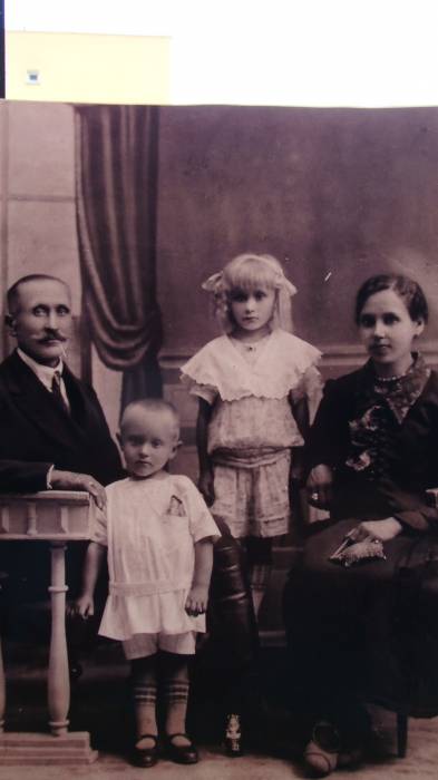 ,  (  ). Antoni Józefowicz ( 1871-1943)  żona Heleną Józefowicz z domu Muraszko ( 1888-1983) oraz dziećmi Kingą ( 1920) i Antonim ( 1922-2000)