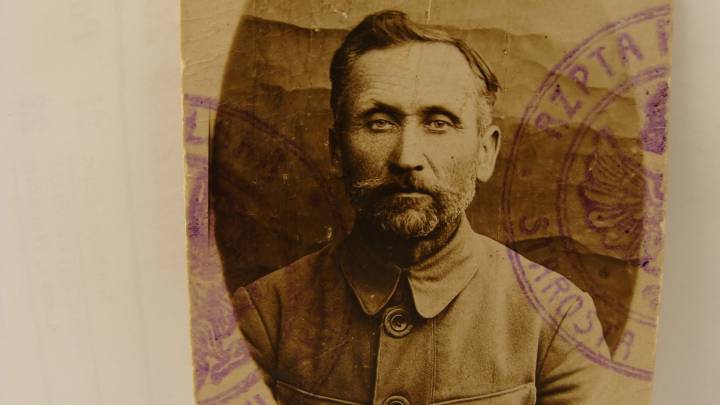  ,  (  ). Antoni Józefowicz 1871-1943. Urodzony w Janowszczyźnie, pochowany w Olkowiczach.  