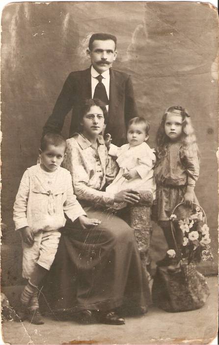  ,  (  ). Aleksander Józefowicz ( 1874-1940) z żoną Janiną Józefowicz z domu Rodziewicz ( 1886-1979) i dziećmi Robertem ( 1908-1958), Eleonorą ( 1911-1978) oraz Julią (1913-1977)