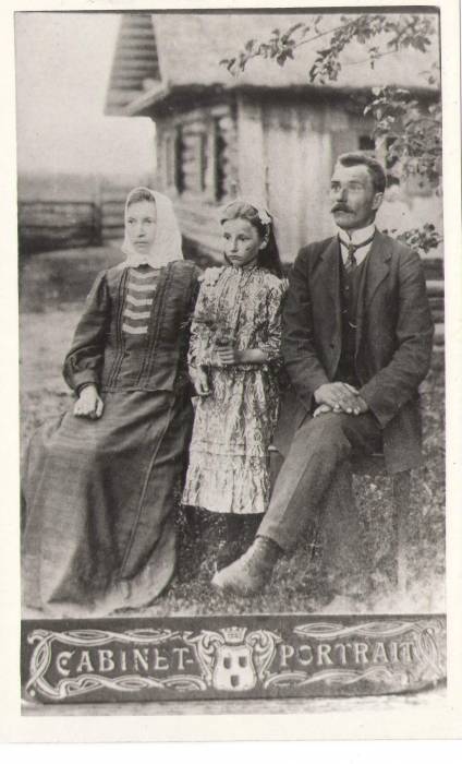  Bartylówka, colony (Zalesie rural commune). Рынкевіч Юльян Лукіч (1878 1928), Рынкевіч Аўгустына - першая жонка Юльяна, Рынкевіч Ганна (1904 - 1992) - дачка Юльяна і Аўгустыны.   