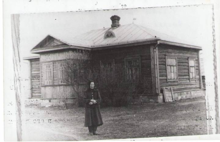  Bartylówka, colony (Zalesie rural commune). Дом у Бартылёўцы, пабудаваны ў 1939 годзе. Рынкевіч Марыя Антонаўна, другая жонка Рынкевіча Юльяна Лукіча. 