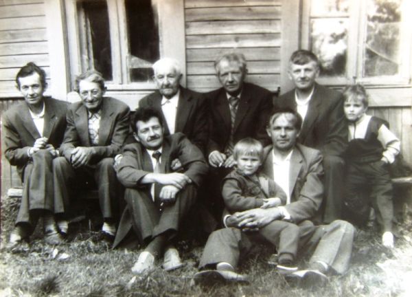  Macielewszczyzna, wieś   (Snoŭski sielsowiet  ). Сям`я Булатых.<br>Першы рад (злева на права):<br>Булаты Iван Iванавiч, УладзIмiр Iванавiч, Iван Рыгоравiч, Сяргей Iванавiч, Вiкенцiй Iванавiч.<br>Другi рад:<br>Аляксандр Iванавiч, Арсень Iванавiч.