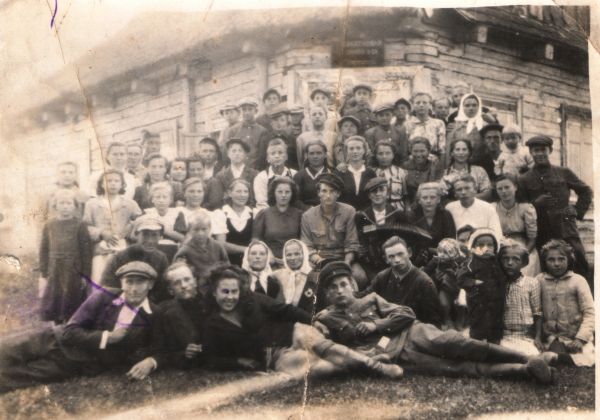  Macielewszczyzna, wieś   (Snoŭski sielsowiet  ). Жыхар вёскі каля школы 3 верасня 1945 года
