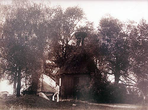  Haciszcze Wielkie, folwark (Stołowicze rural commune). Haciszcze. Cmentarzyk. (Kapliczka Katolicka, nad grobem stoi p. Stanisław Karpowicz, znany pedagog w Warszawie).<br>Fot. Józef Boretti