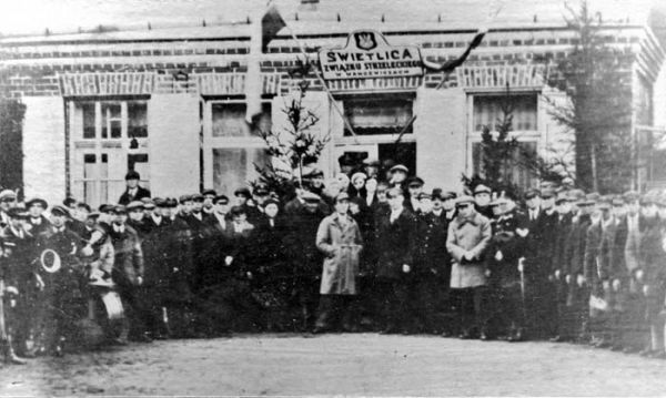  Ганцевичи, город ( ). Моладзь Ганцавіч каля клуба 