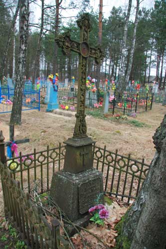  Лыще, деревня (Лыщенский сельсовет). Магіла Стафана Пятра Шаламіцкага на лышчанскіх могілках<br>Фота 03.04.2010