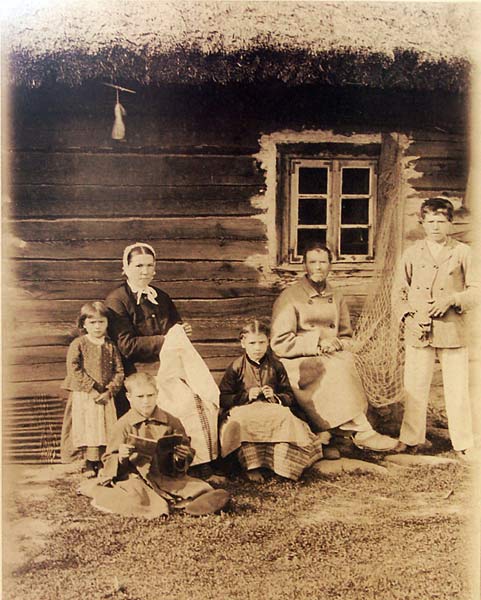  Паніжаны, вёска (Лунненскі сельсавет). Rodzina rybaka Kozłowskiego.<br>Fot. Jan Sadowski, <br>l.80-te XIXw.
