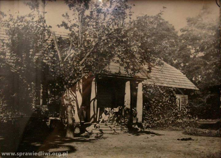  Рагачоўшчына, фальварак (Васілішкі вясковая гміна). Dwór w Rohaczowszczyźnie.  Został spalony podczas II wojny światowej. Właścicielem majątku był Wacław Iwanowski, który przekazał folwark żonie Sabinie z Jaczynowskich Iwanowskiej po rozwodzie (fot. - http://www.sprawiedliwi.org.pl)