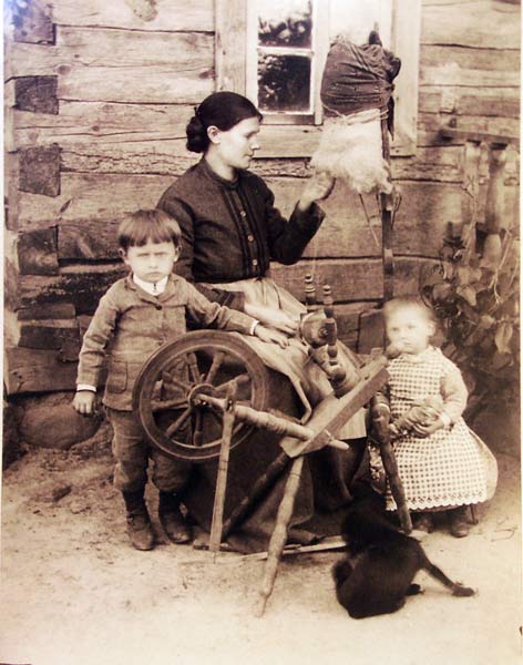  Samostrzelniki, wieś   (Łunna sielsowiet  ). Marja z Osipowiczów Strzałkowska z dwojgiem dzieci.<br>Fot. Jan Sadowski, <br>l.80-te XIXw.