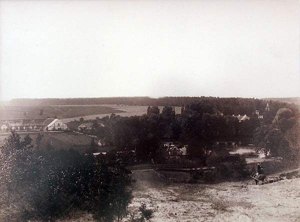  Sienieżyce, folwark   (Rajce gmina wiejska  ). Sienieżyce. Widok ogólny folwarku<br>fot. Józef Boretti. 1894