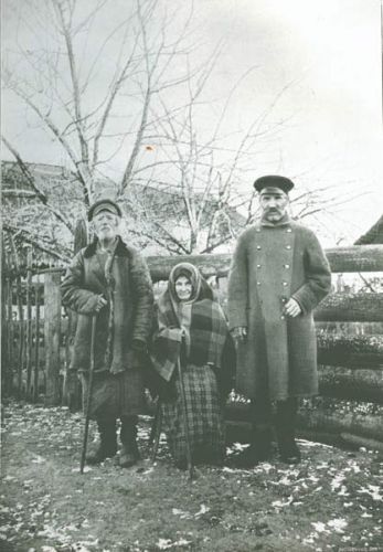  Столовичи, агрогородок (Столовичский сельсовет). Сталавіцкія старажылы Іван Таўкачэвіч (85 гадоў), Францыска Астаўкевіч (96 гадоў) і Лабашэвіч (80 гадоў) на здымку І. Аткінсона