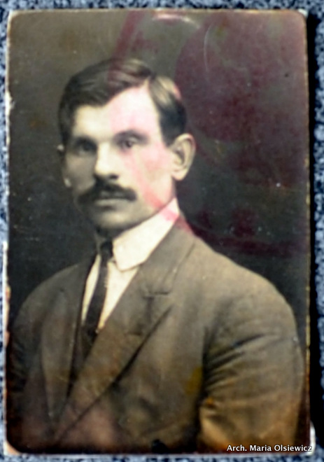  Рабовщина, колония (Залесье сельская гмина). Maksymilian Adolf Olsiewicz.<br>Ojciec Marii, Leona, Alfonsa, Stefana i Balbiny.<br>ur. 1883<br>zm. 1926 (Rabowszczyzna)