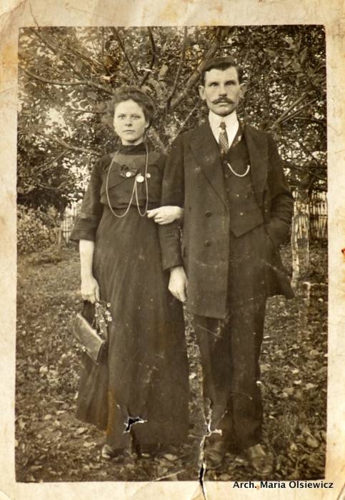  Рабовщина, колония (Залесье сельская гмина). Albina Olsiewicz (z domu Rynkiewicz) i Maksymilian Olsiewicz.<br>Zdjęcie wykonane w Bartylówce lub Rabowszczyźnie.