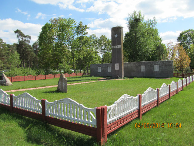  Белавичи, деревня (Квасевичский сельсовет). Памятник землякам, погибшим в годы ВОВ.