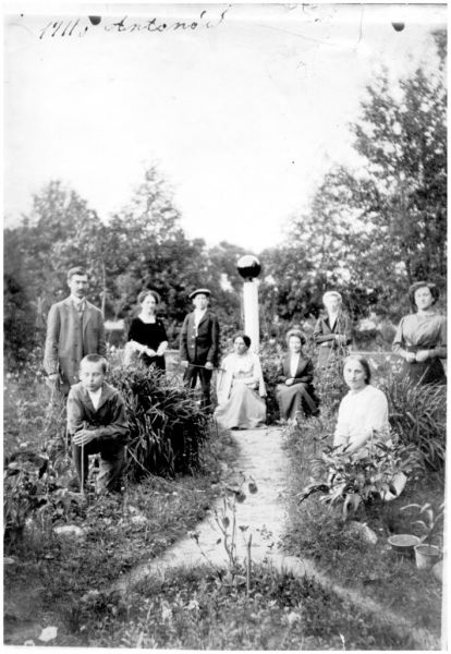  Антанова, маёнтак (Слабодка вясковая гміна). Antonowo 1911 r. Od lewej: Bolesław Żaba, w środu siedzi jego żona Kazimiera z Łabanowskich Pisanko Żabina