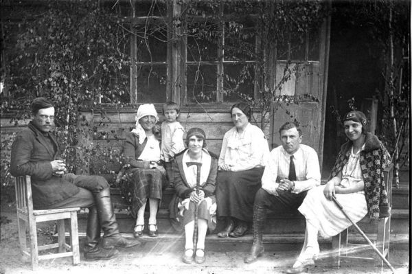  Antonowo, majątek (Słobódka gmina wiejska  ). Antonowo - 27 maja 1928 r. Od lewej: Antoni Żaba, jego żona Jadwiga z córką Ireną, Aniela Żabianka, Bronisława Pisanko, Roman Żaba i jego żona Amelia.