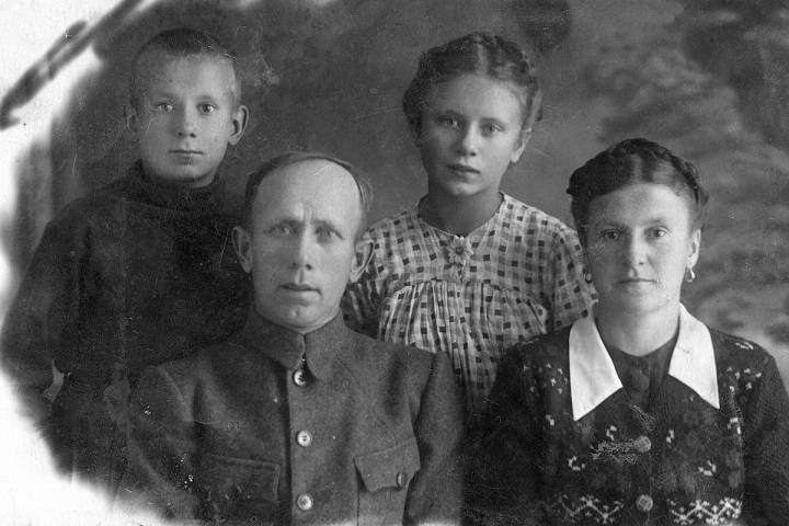  Огородники, деревня (Новоселковский сельсовет). od góry od lewej na zdjęciu: Władysław, Janina.<br>Siedzą Jan i Władysława Nikadon