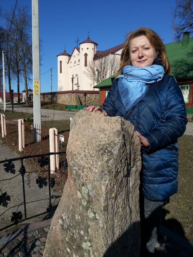  Камаі, аграгарадок (Камайскі сельсавет). Этот камень перевезли из д. Даневцы. На нем высечены Кресты. Камней было несколько, но из за нового карьера они чуть не погибли. В детстве это было для нас загадочное место