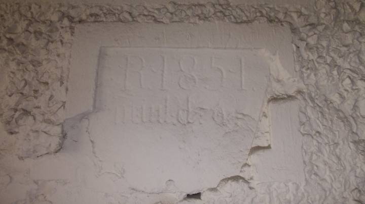  Длугополь, деревня (Волповский сельсовет). На сцяне адной з гаспадарчых пабудоў  выразна выбіта дата будоўлі – 1851г. 