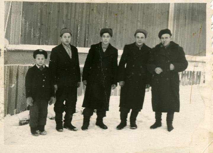 Болтуп, вёска (Кальчунскі сельсавет). Прадед с сыновьями