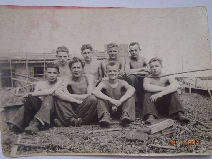  Арэхава, аграгарадок (Арэхаўскі сельсавет). Верхний ряд,второй справа мой отец Ковальчук Захар Семёнович. Учёба в ФЗО г.Луга, Ленинградской области