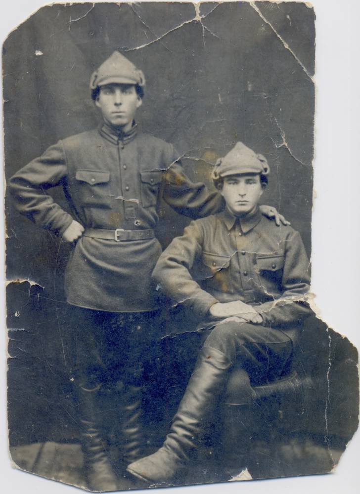  Таласковщина, деревня (Толочинский сельсовет). Мой дед, которого я никогда не видела, Квятковский Адольф Игнатьевич (стоит). Рядом, вероятно, его младший брат Станислав.