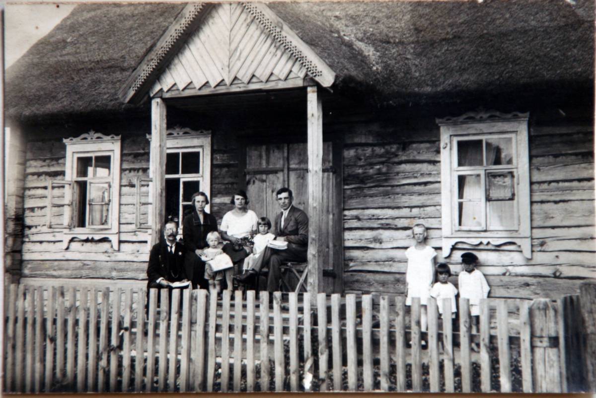  Kraśne n. Uszą, wieś   (Krasnienski sielsowiet  ). Kraśne nad Uszą. Z lewej: Bielski Władysław i jego zona Konstancja zd. Czaplińska.Przy niej dziecko - Zdzisław Bielski. Dziewczynka - Władysława Bielska.