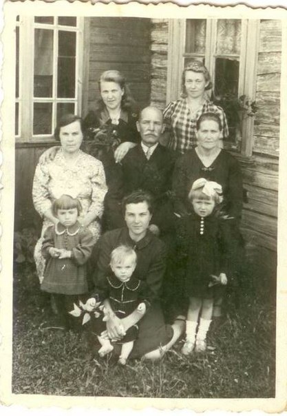  Поречье, агрогородок (Поречский сельсовет).  в центре мой прадед Николай Брикач, слева от него его жена Мария Брикач, внизу Вера Николаевна Моргевич/Morgiewicz (Брикач) с детьми Эмилией(слева) и Галиной (на руках) моей мамой, двоюродная тетя Людмила (???) справа.