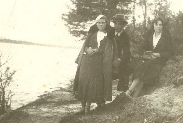  Поречье, агрогородок (Поречский сельсовет). справа бабушка Вера Николаевна Моргевич/Morgiewicz (в девичестве Брикач)