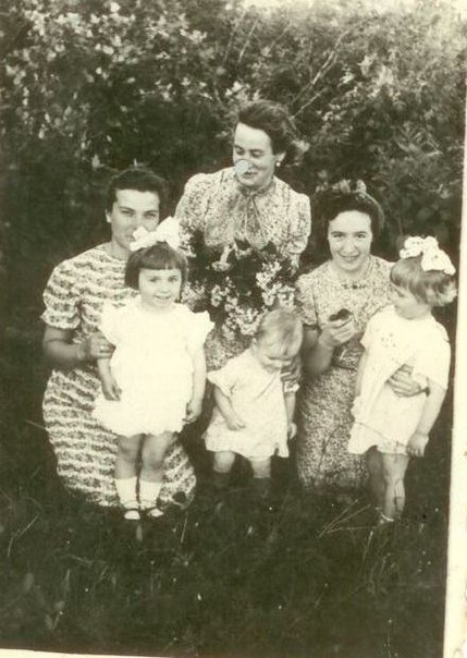  Поречье, агрогородок (Поречский сельсовет). слева бабушка Вера Николаевна Моргевич/Morgiewicz (в девичестве Брикач) Дети слева на права моя тетя Эмилия Моргевич/Morgiewicz, моя мама Галина Моргевич/Morgiewicz, двоюродная тетя Людмила (???)
