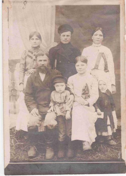  Dubicze Cerkiewne, wieś   (Orla gmina wiejska  ). 1928 год.1ряд: слева направо:???, брат деда Никитюк Илья Яковлевич, сестра бабушки Ивановец (Антоненко) Анна Кирилловна, 2 ряд: прадед Никитюк Яков Спиридонович, Никитюк Николай Егорович, ???,тетя Никитюк (Штарнова) Анна Дмитриевна